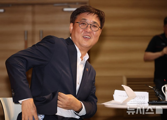 최휘영 문화체육관광부 장관이 31일 세종시 정부세종청사에서 열린 취임식에서 밝은 표정을 짓고 있다. /사진=뉴시스 제공