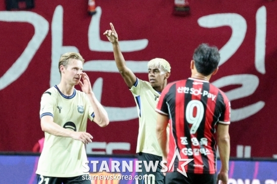 라민 야말(가운데)이 31일 오후 8시 서울월드컵경기장에서 열린 바르셀로나 대 FC서울의 '2025 아시아 투어 에디션 바르셀로나' 친선전에서 골 세리머니를 하고 있다. /사진=강영조 기자