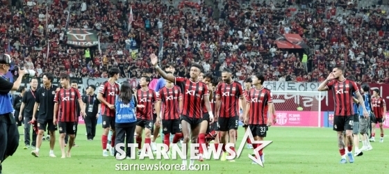 린가드(가운데)와 FC서울 선수들이 지난 31일 서울월드컵경기장에서 열린 바르셀로나 대 FC서울의 '2025 아시아 투어 에디션 바르셀로나' 친선전 후 그라운드를 돌며 인사하고 있다. /사진=강영조 기자
