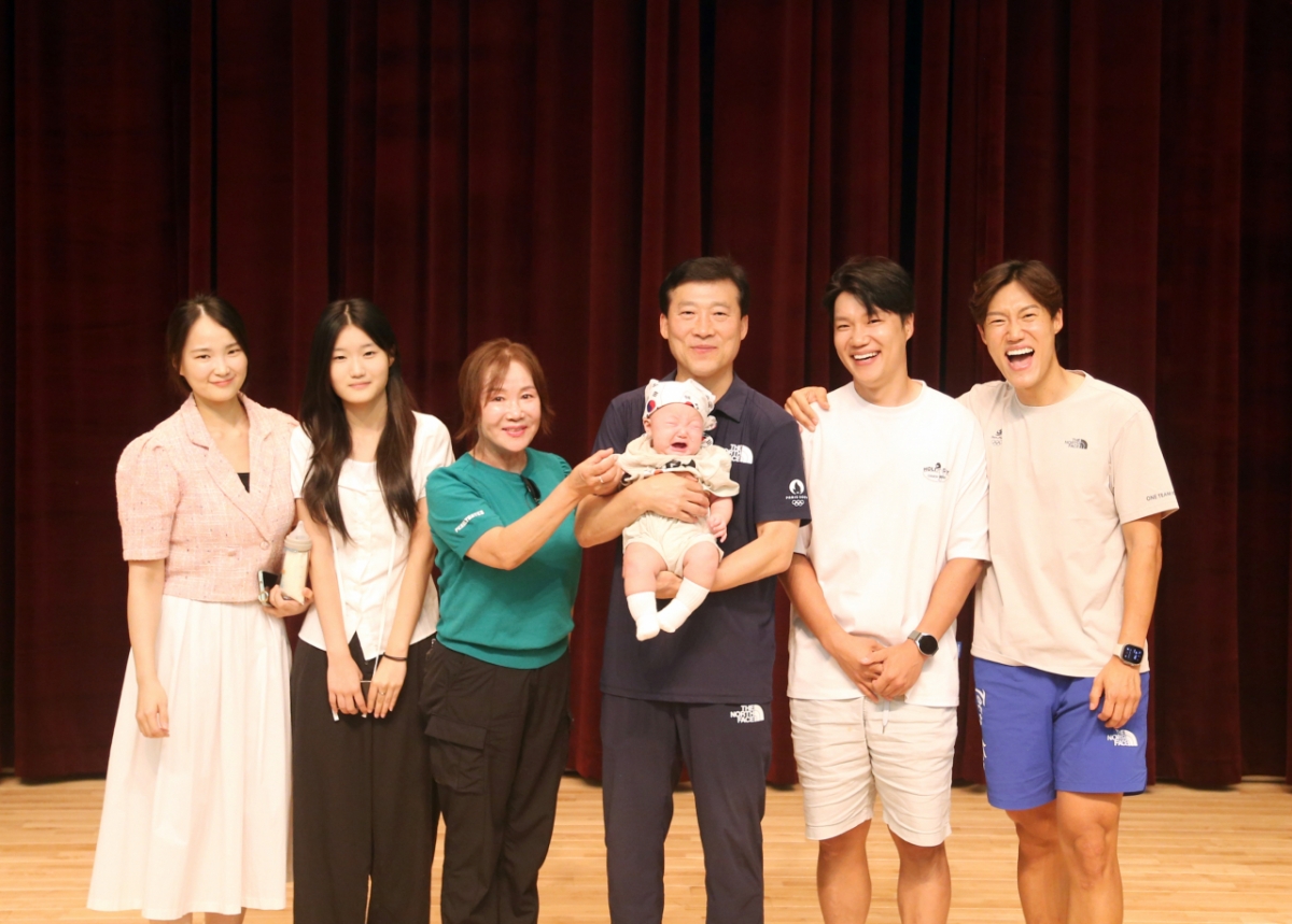 사이클 장선재 코치(오른쪽) 가족 사진. /사진=대한체육회 제공
