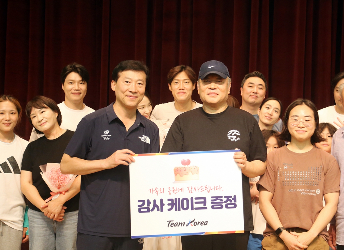 김택수(왼쪽) 선수촌장. /사진=대한체육회 제공