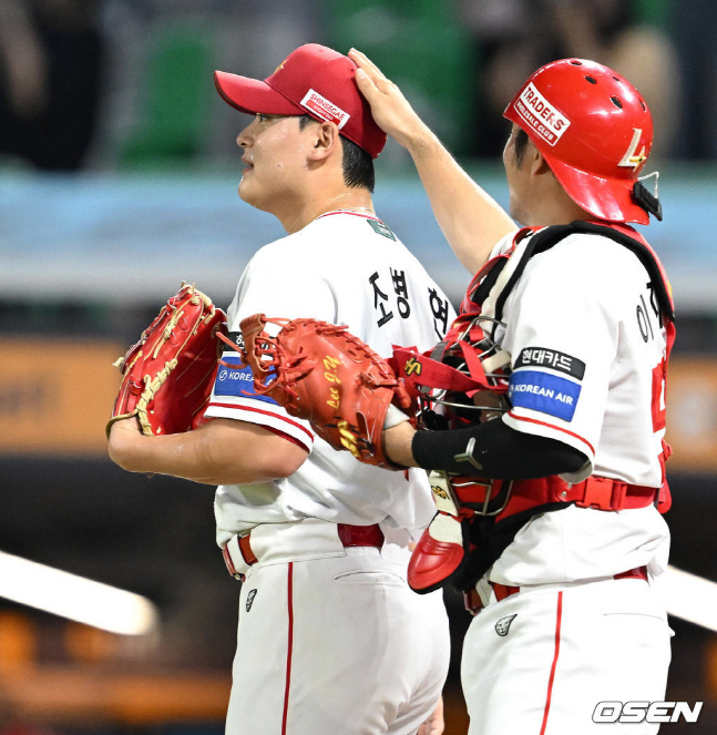 팀 승리를 지켜낸 뒤 이지영(오른쪽)이 조병현의 머리를 쓰다듬고 있다.