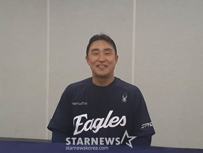 한화 손아섭이 1일 광주-기아챔피언스필드에서 열릴 광주 KIA전을 앞두고 취재진과 인터뷰에 응하고 있다. /사진=김동윤 기자