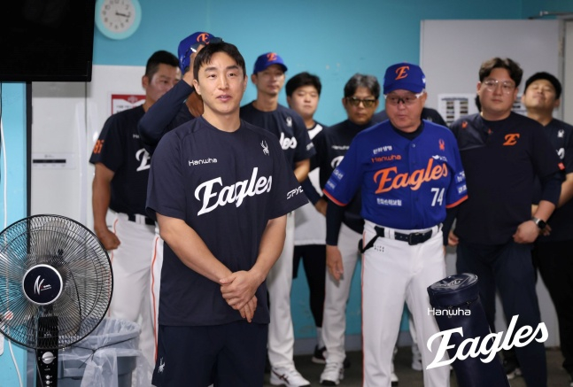 한화 손아섭이 1일 광주 KIA전을 앞두고 선수단에 인사하고 있다. /사진=한화 이글스 제공