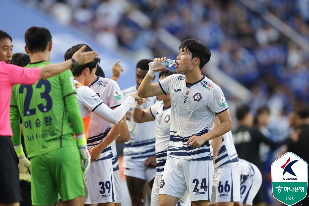수원 삼성과 충북충주 경기 중 쿨링 브레이크. /사진=한국프로축구연맹 제공
