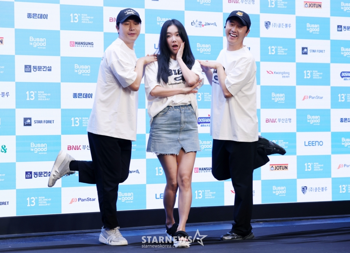 폐막공연-나는 개가수다 팀 이상호, 이상민, 김나희가 1일 서울 마포구 상암 스탠포드 호텔에서 진행된 제13회 '부산국제코미디페스티벌' 기자간담회에 참석해 포즈를 취하고 있다. /2025.08.01 /사진=김휘선 hwijpg@