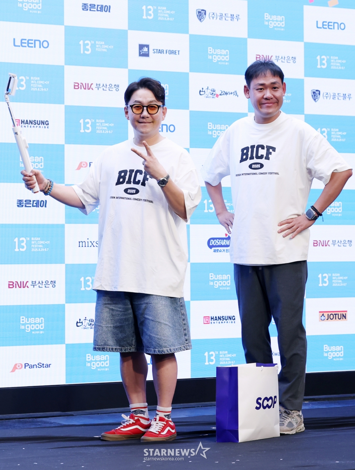 썰피소드 팀 이광섭, 이원구가 1일 서울 마포구 상암 스탠포드 호텔에서 진행된 제13회 '부산국제코미디페스티벌' 기자간담회에 참석해 포즈를 취하고 있다. /2025.08.01 /사진=김휘선 hwijpg@