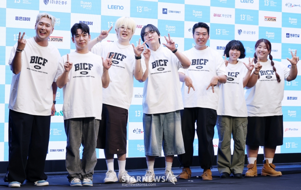 만담어셈블 팀 유영우, 구정모, 오디디, 시옷시옷, 우다온, 전예원, 양혜원이 1일 서울 마포구 상암 스탠포드 호텔에서 진행된 제13회 '부산국제코미디페스티벌' 기자간담회에 참석해 포즈를 취하고 있다. /2025.08.01 /사진=김휘선 hwijpg@