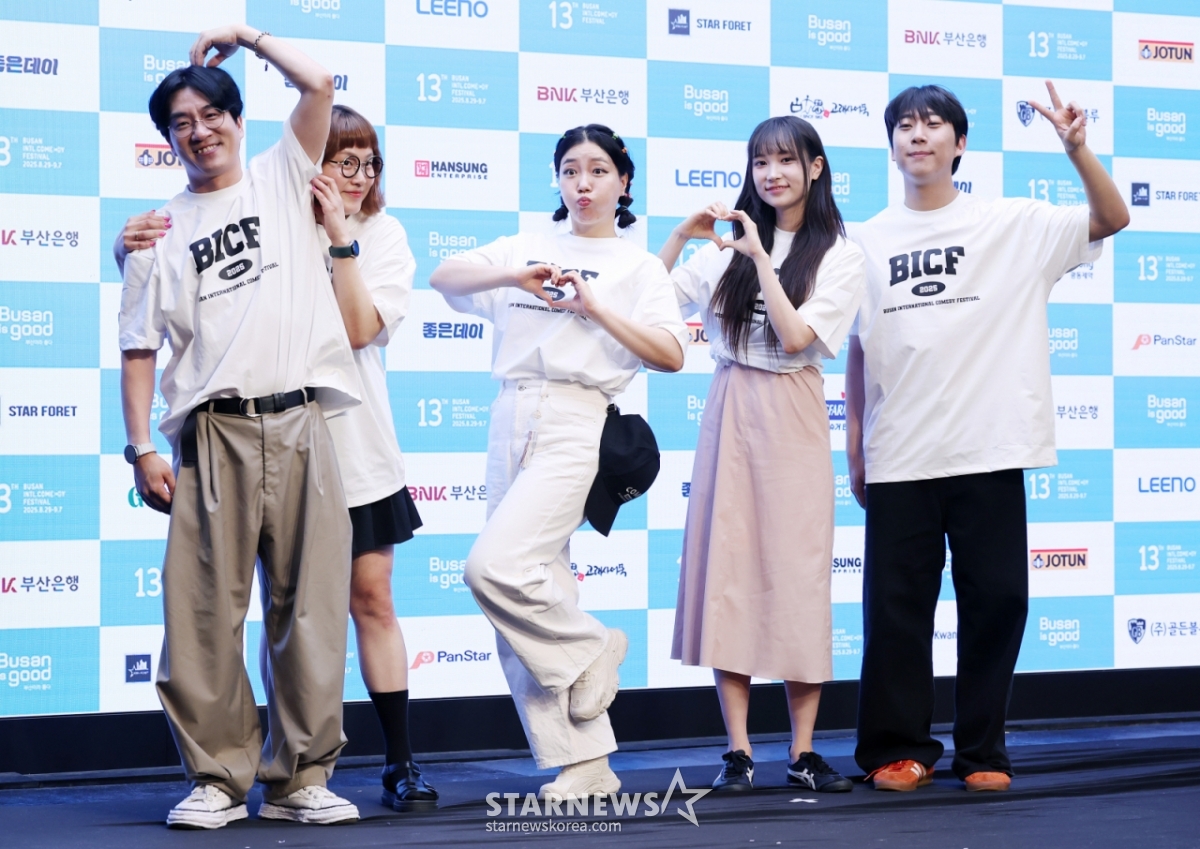 개그콘서트 팀 신윤승, 조수연, 박은영, 나현영, 유연조, 서성경이 1일 서울 마포구 상암 스탠포드 호텔에서 진행된 제13회 '부산국제코미디페스티벌' 기자간담회에 참석해 포즈를 취하고 있다. /2025.08.01 /사진=김휘선 hwijpg@