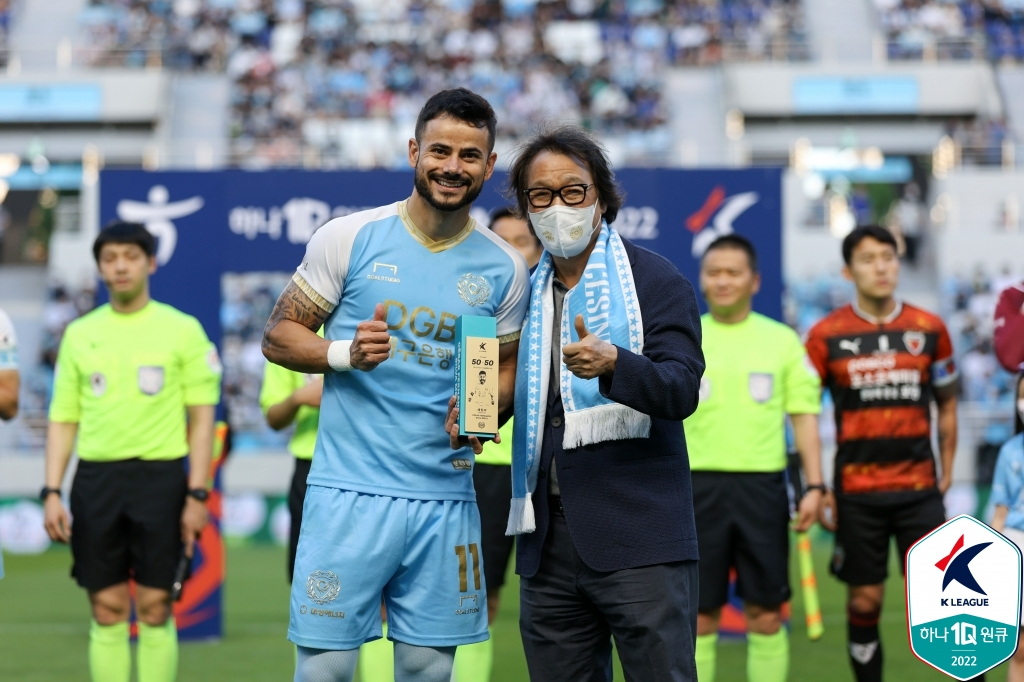 세징야(왼쪽)와 조광래 대구FC 대표이사. /사진=한국프로축구연맹 제공