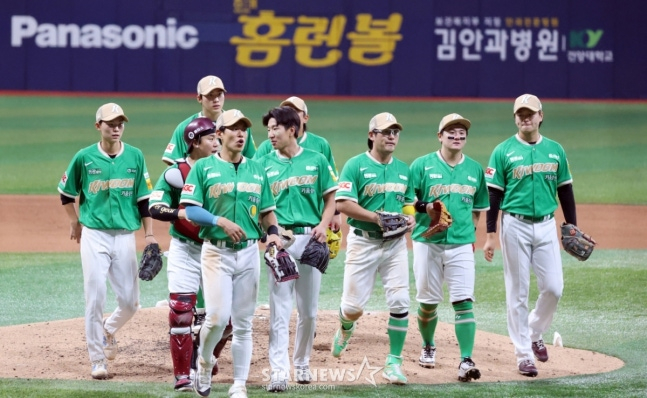 승리 후 세리머니를 하고 더그아웃으로 향하는 선수들. /사진=강영조 선임기자