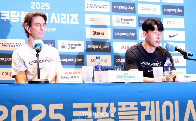 2025 쿠팡플레이 시리즈 토트넘 홋스퍼 FC 기자회견이 2일 서울 여의도 TWO IFC 3층 The Forum에서 열렸다. 토트넘 홋스퍼 토마스 프랭크 감독과 손흥민이 기자들의 질문에 답하고 있다. /사진=김진경 대기자