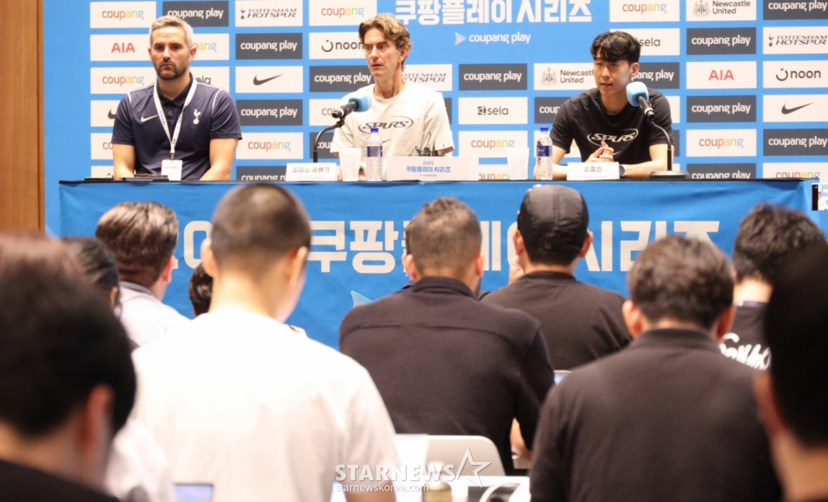 2025 쿠팡플레이 시리즈 토트넘 홋스퍼 FC 기자회견이 2일 서울 여의도 TWO IFC 3층 The Forum에서 열렸다. 토트넘 홋스퍼 토마스 프랭크 감독과 손흥민이 기자들의 질문에 답하고 있다. /사진=김진경 대기자