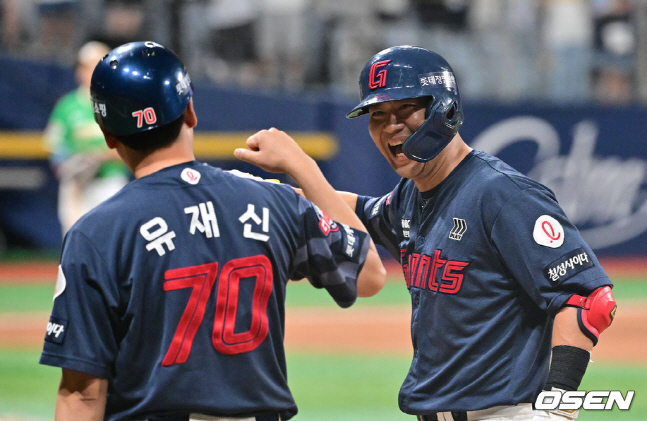 롯데 김민성(오른쪽)이 2일 키움전 9회초 역전타를 때려낸 뒤 유재신 코치와 하이파이브를 하고 있다.
