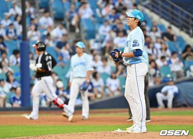 삼성 원태인(오른쪽)이 2일 대구 LG전 5회초 박동원에게 솔로 홈런을 맞고 아쉬워하고 있다.