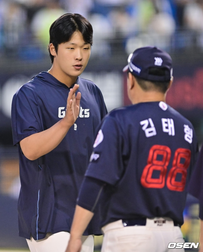 롯데 이민석(왼쪽)과 김태형 감독.