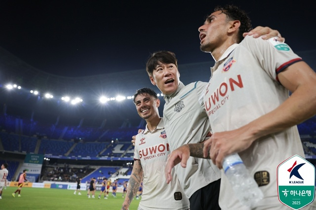 수원FC 선수단. /사진=한국프로축구연맹 제공