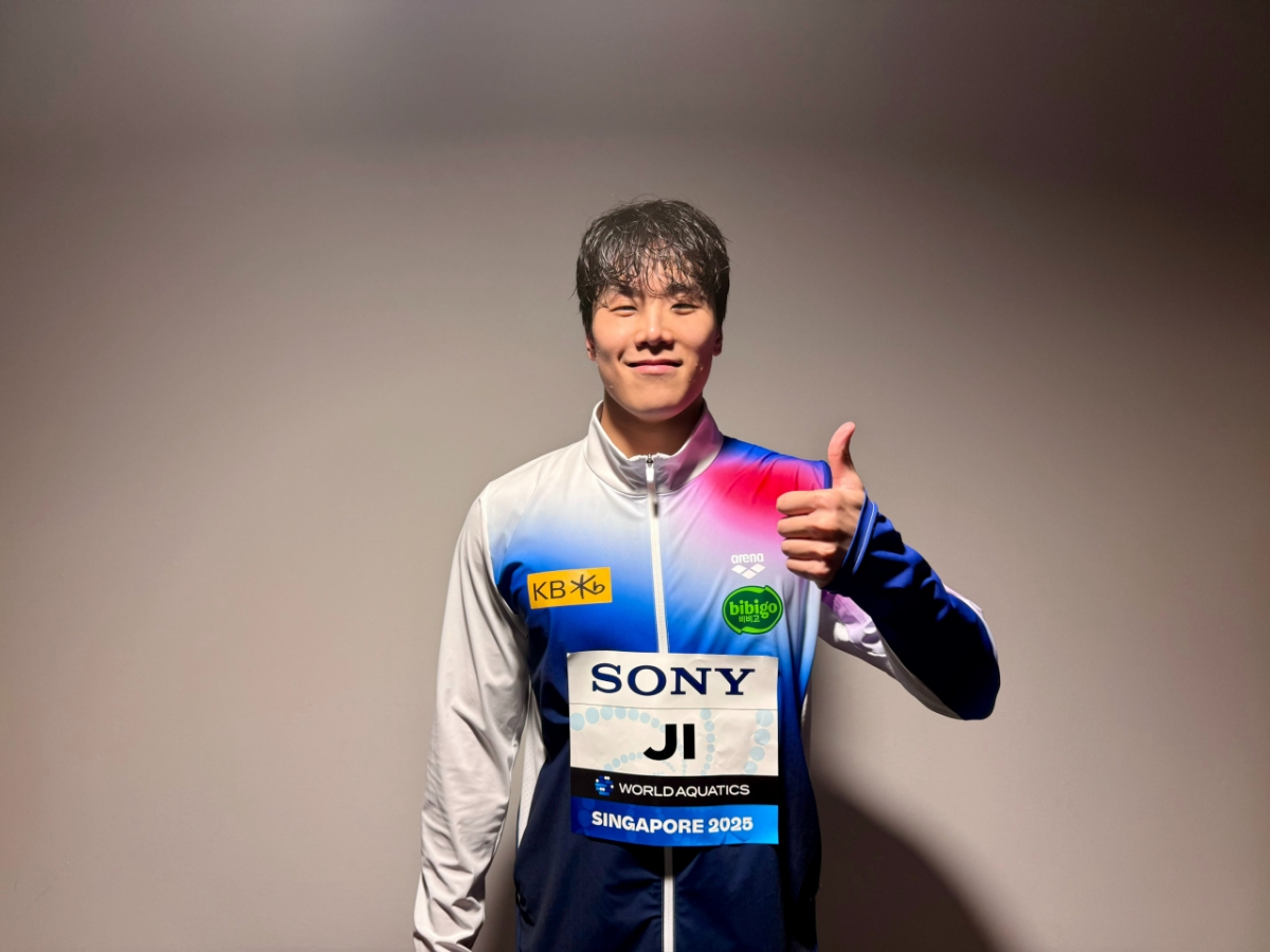 2025 세계수영선수권대회 남자 자유형 50m 결승전이 끝난 후 지유찬이 엄지를 치켜세우고 있다. /사진=대한수영연맹 제공