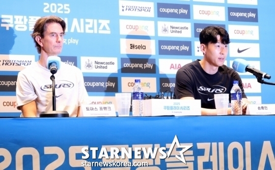  2일 여의도 TWO IFC에서 열린 2025 쿠팡플레이 시리즈 2경기 기자회견 중 손흥민(오른쪽)과 토마스 프랭크 토트넘 홋스퍼 감독. /사진=김진경 대기자