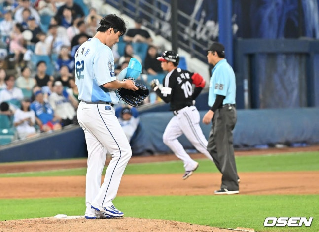 삼성 김재윤(왼쪽)이 2일 대구 LG전 9회초 오지환에게 홈런을 맞고 아쉬워하고 있다. 