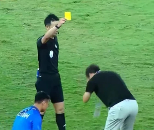 김상식(오른쪽) 베트남 국가대표팀 감독이 2025 AFF(아세안축구연맹) 23세 이하(U-23) 동남아시아선수권 대회 후반 추가시간 주심에게 고개를 숙이고 있다. /사진=사오스타 갈무리