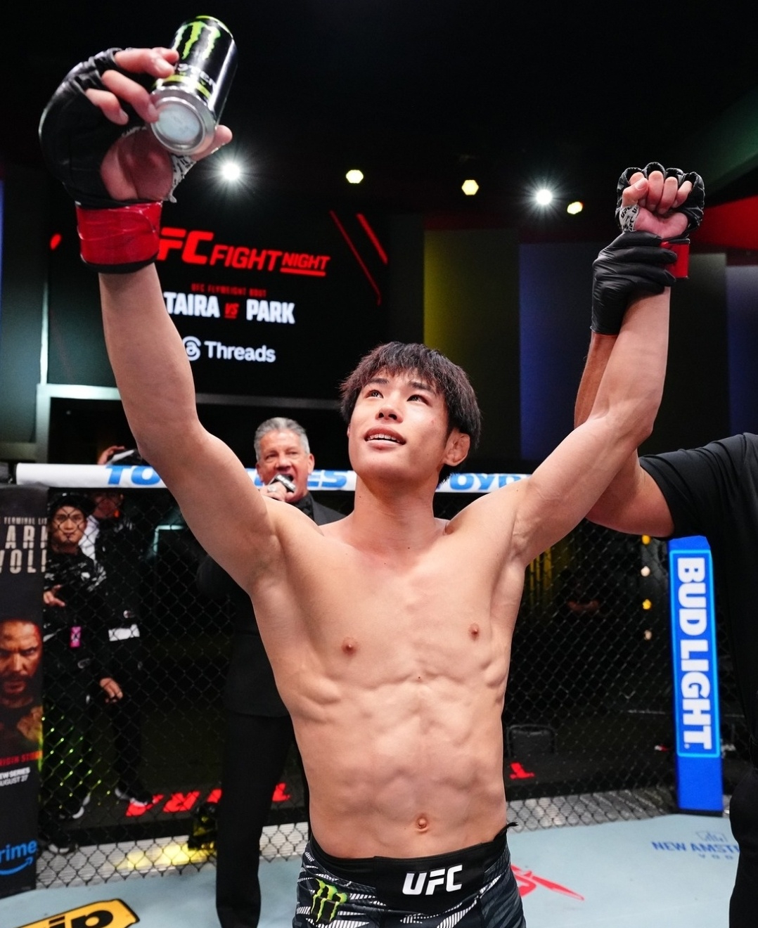 타이라 타츠로가 박현성과 UFC 에이펙스에서 열린 'UFC 파이트 나이트: 타이라 vs 박현성' 메인 이벤트에서 승리한 뒤 두 손을 번쩍 들고 있다. /사진=UFC 공식 사회관계망서비스(SNS)