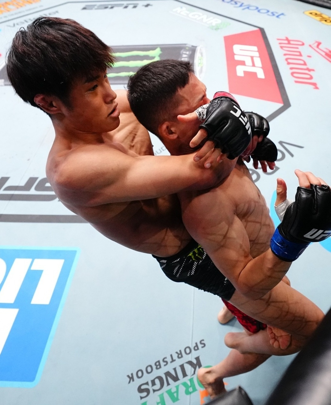 타이라 타츠로(왼쪽)가 UFC 에이펙스에서 열린 'UFC 파이트 나이트: 타이라 vs 박현성' 메인 이벤트 2라운드 초반 박현성에게 리어네이키드 초크를 시도하고 있다. /사진=UFC 공식 사회관계망서비스(SNS)