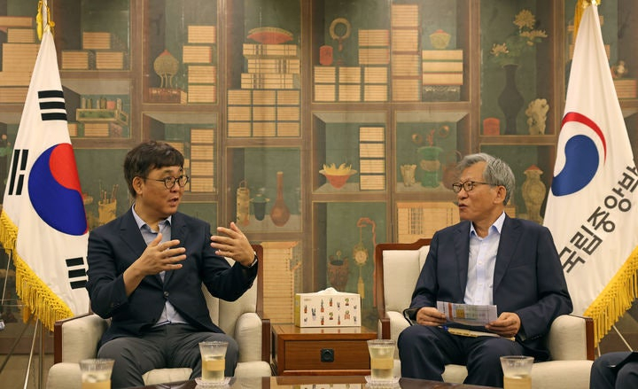 최휘영(왼쪽) 문화체육관광부 장관이 3일 서울 용산구 국립중앙박물관을 방문해 유홍준 국립중앙박물관장과 주요 현안에 대해 의견을 나누고 있다. /사진=문화체육관광부 제공