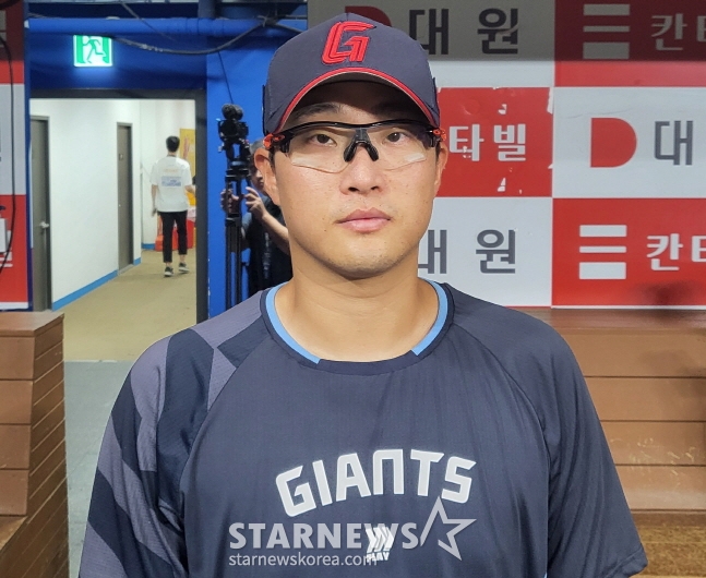 롯데 박세웅이 3일 키움전 승리를 챙긴 뒤 취재진과 인터뷰를 하고 있다. /사진=안호근 기자