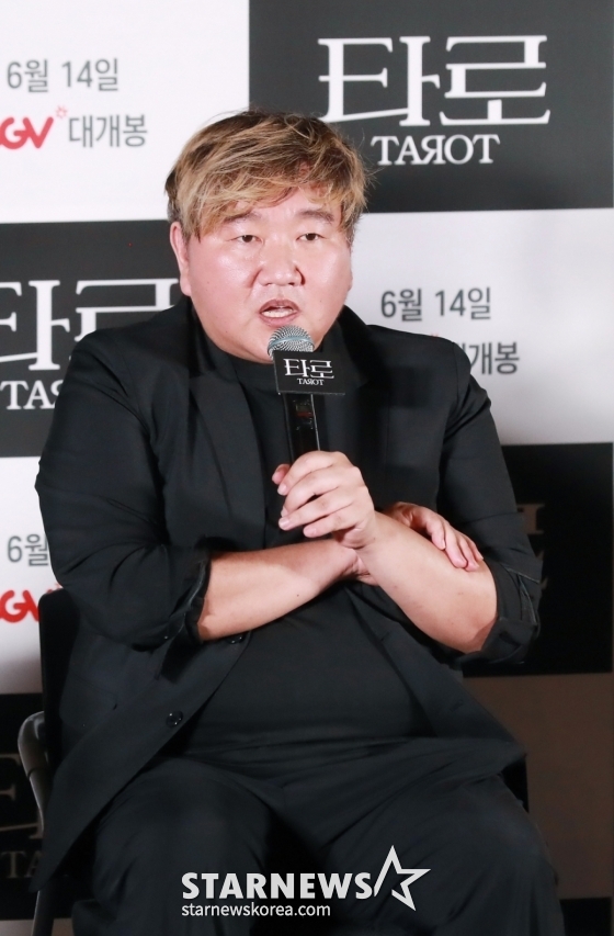 최병길 감독이 12일 오후 서울 CGV용산아이파크몰에서 진행된 영화 '타로'(감독 최병길) 기자간담회에 참석해 질문에 답하고 있다.  한순간의 선택으로 뒤틀린 타로카드의 저주에 갇혀버리는 잔혹 운명 미스터리 '타로'는 오는 14일 개봉한다. /2024.06.12 /사진=이동훈