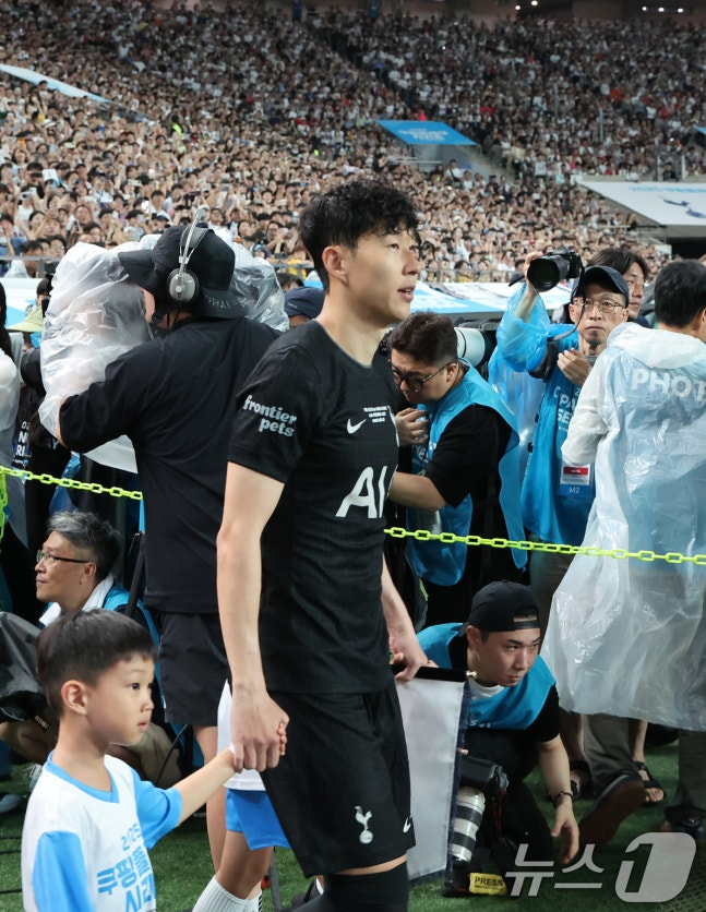 3일 오후 서울 마포구 서울월드컵경기장에서 열린 쿠팡플레이 시리즈 토트넘 홋스퍼와 뉴캐슬 유나이티드의 경기에서 손흥민이 경기장에 들어서고 있다. /사진=뉴스1