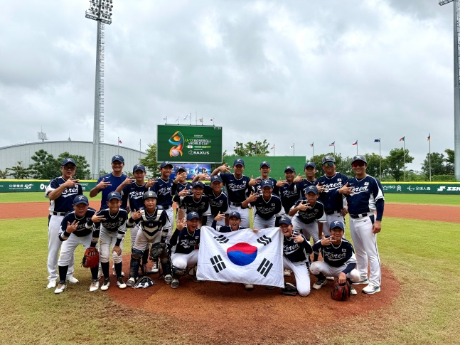 대한민국 유소년 야구 국가대표팀(U-12)이 기념사진을 찍고 있다. /사진=대한야구소프트볼협회 제공