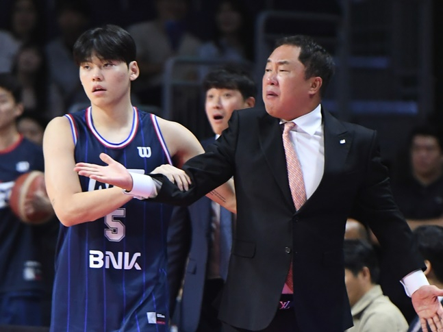 KCC 김동현(왼쪽)과 전창진 전 감독. /사진=KBL 제공 