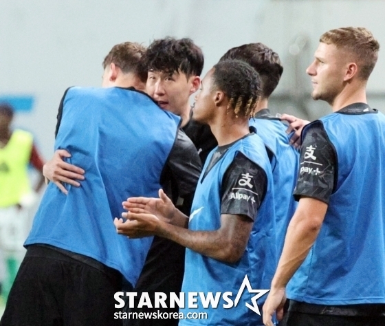 손흥민(가운데)이 지난 3일 오후 8시 서울월드컵경기장에서 열린 토트넘 대 뉴캐슬과 '2025 쿠팡플레이 시리즈' 2경기에서 후반 교체된 후 눈물을 보이고 있다. /사진=강영조 선임 기자