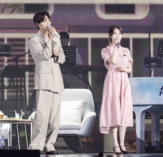 왼쪽부터 박보검, 아이유 /사진=더블랙레이블