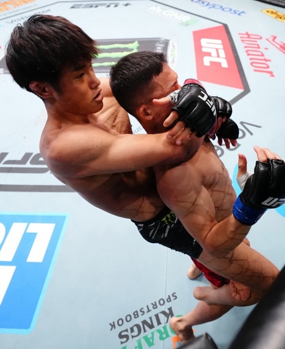 타이라 타츠로(왼쪽)가 UFC 에이펙스에서 열린 'UFC 파이트 나이트: 타이라 vs 박현성' 메인 이벤트 2라운드 초반 박현성에게 리어네이키드 초크를 시도하고 있다. /사진=UFC 공식 사회관계망서비스(SNS)