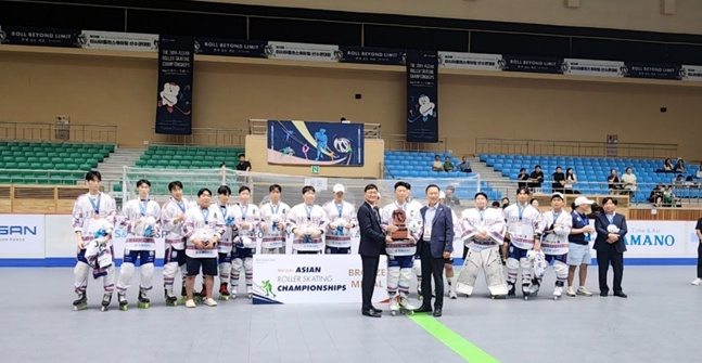 김경석(앞줄 왼쪽) 대한롤러스포츠연맹 회장이 제20회 아시아롤러스케이팅선수권대회에서 메달을 따낸 대표팀 선수들을 격려하고 있다. /사진=대한롤러스포츠연맹 제공