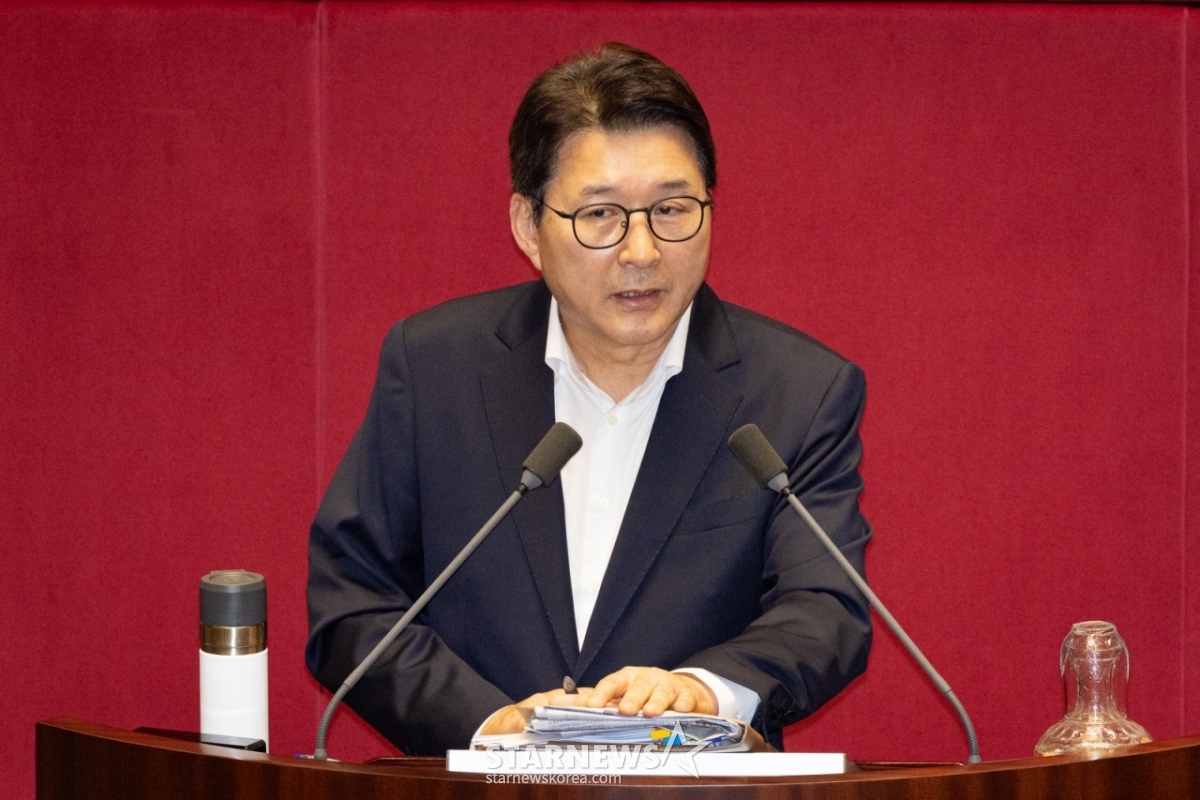 (서울=뉴스1) 유승관 기자 = 신동욱 국민의힘 의원이 4일 서울 여의도 국회에서 열린 제427회 국회(임시회) 3차 본회의에 상정된 방송법 일부개정법률안(대안)에 대한 무제한토론(필리버스터)을 하고 있다. 2025.8.4/뉴스1 Copyright © 뉴스1. All rights reserved. 무단 전재 및 재배포, AI학습 이용 금지. /사진=(서울=뉴스1) 유승관 기자