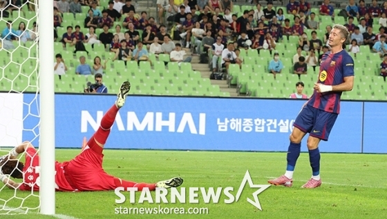 로베르트 레반도프스키(오른쪽)가 슈팅을 시도하고 있다. /사진=김진경 대기자