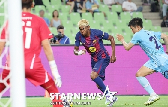 라민 야말이 지난 4일 대구스타디움에서 열린 바르셀로나 대 대구FC의 '2025 아시아 투어 에디션 바르셀로나' 친선전에서 돌파를 시도하고 있다. /사진=김진경 대기자