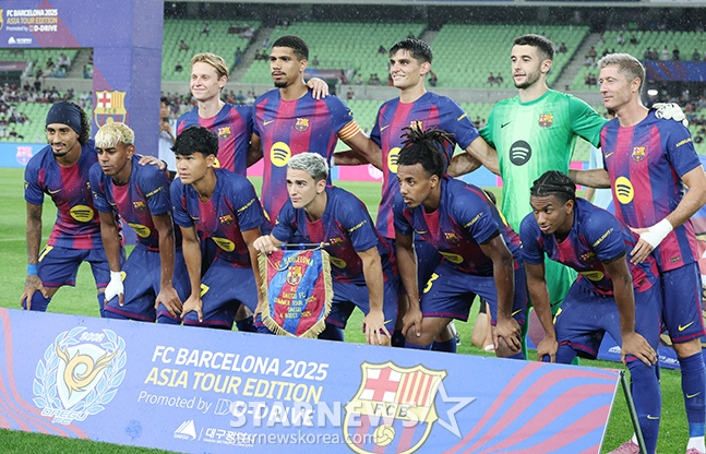 '2025 FC바르셀로나 프리시즌 아시아투어' 대구FC 대 FCB 경기가 4일 대구스타디움에서 열렸다.  FC 바르셀로나 스타팅 멤버들이 기념촬영을 하고 있다. /사진=김진경 대기자