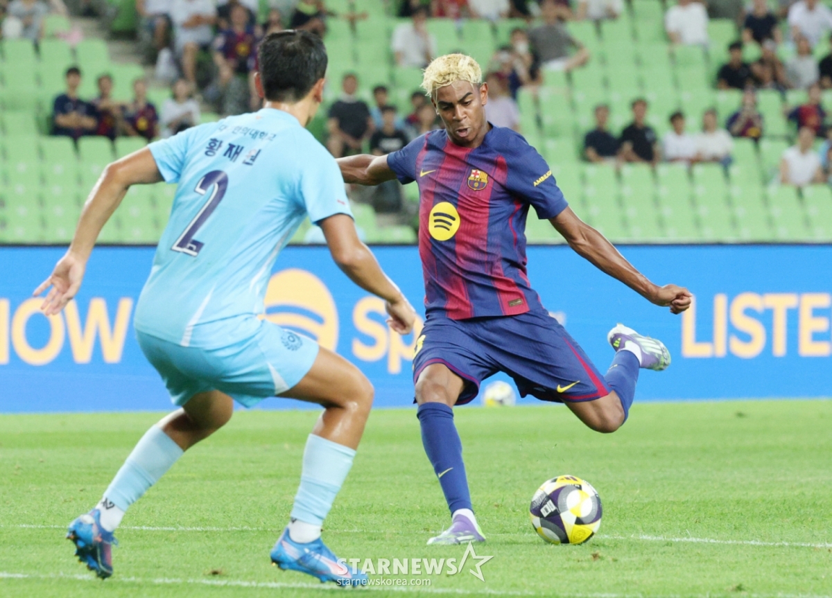 '2025 FC바르셀로나 프리시즌 아시아투어' 대구FC 대 FCB 경기가 4일 대구스타디움에서 열렸다.  FC 바르셀로나 야말이 대구 FC 황재원의 수비에 앞서 중거리 슛을 날리고 있다. /사진=김진경 대기자