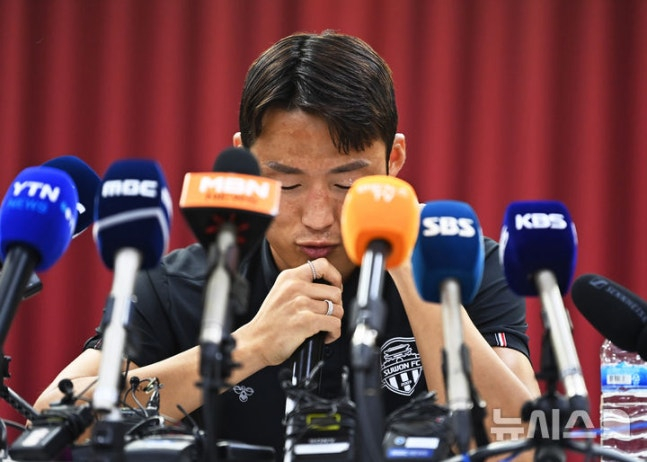 승부 조작 혐의로 중국축구협회로부터 영구 제명 징계를 받은 축구 국가대표 출신 손준호(수원FC)가 지난해 9월 11일 경기도 수원시 장안구 수원시체육회관에서 열린 기자회견에서 입장을 밝히고 있다. /사진=뉴시스