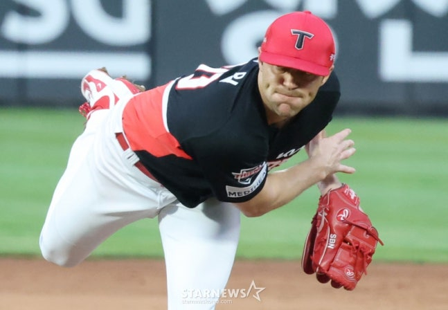 KIA 제임스 네일이 5일 사직 롯데전에서 투구하고 있다. /사진=김진경 대기자 