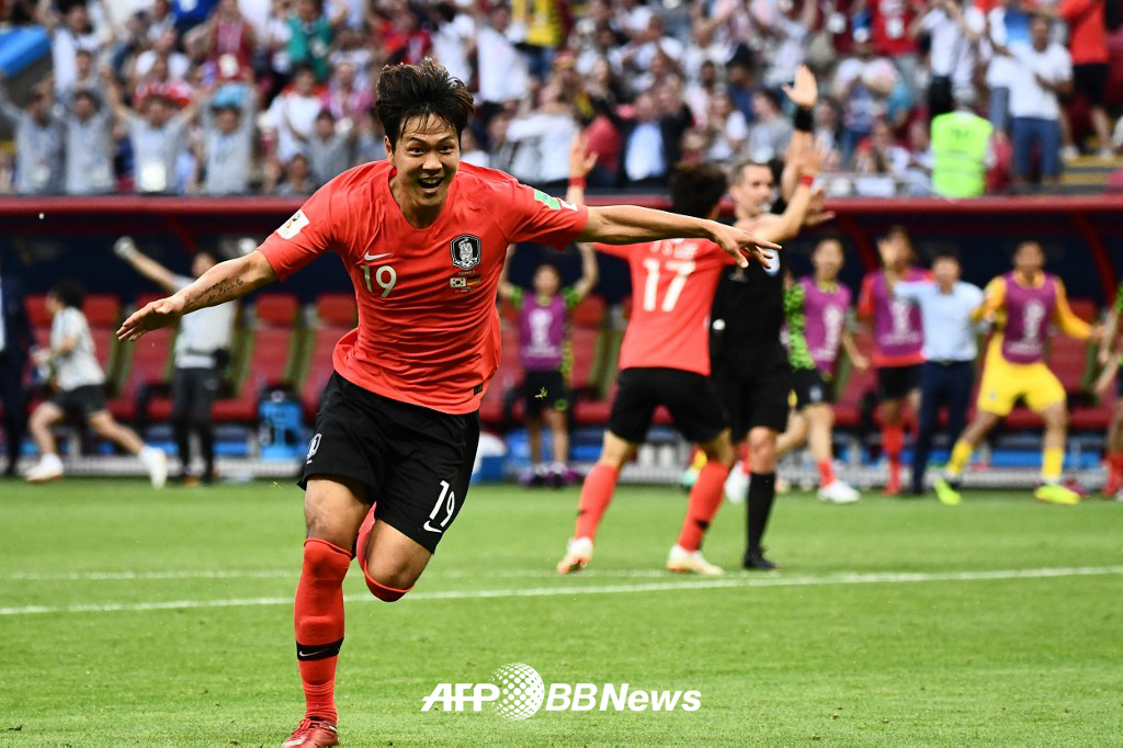 지난 2018 국제축구연맹(FIFA) 러시아 월드컵 당시 독일전에서 골을 넣고 기뻐하고 있는 김영권. 당시 대표팀 사령탑이었던 신태용 감독과 울산 HD에서 재회하게 됐다. /AFPBBNews=뉴스1