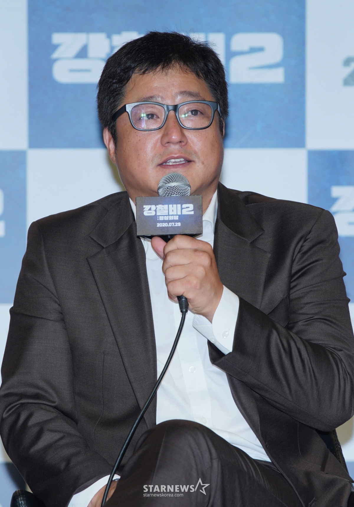 배우 곽도원이 2일 오전 온라인 생중계로 진행된 영화 '강철비2' 제작발표회에서 질문에 답하고 있다. /사진제공=앤드크레딧