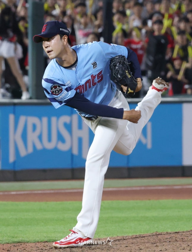 롯데 윤성빈이 5일 사직 KIA전에서 8회초 투구하고 있다. /사진=김진경 대기자