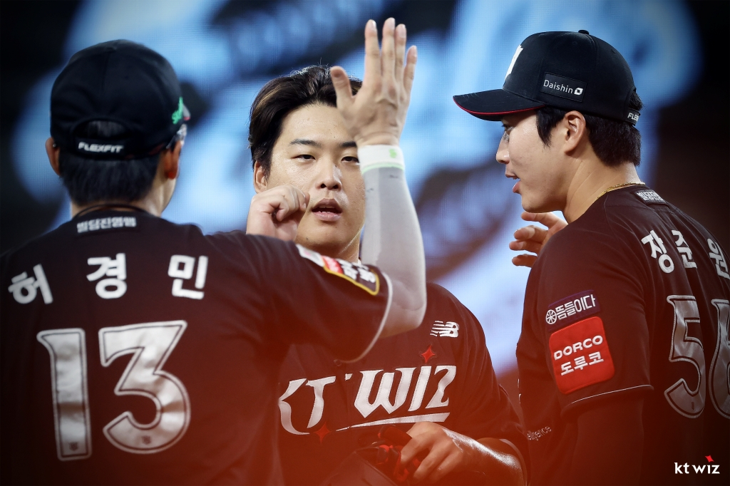KT 위즈 강백호(가운데)가 선수들과 하이파이브를 하고 있다. /사진=KT 위즈 제공