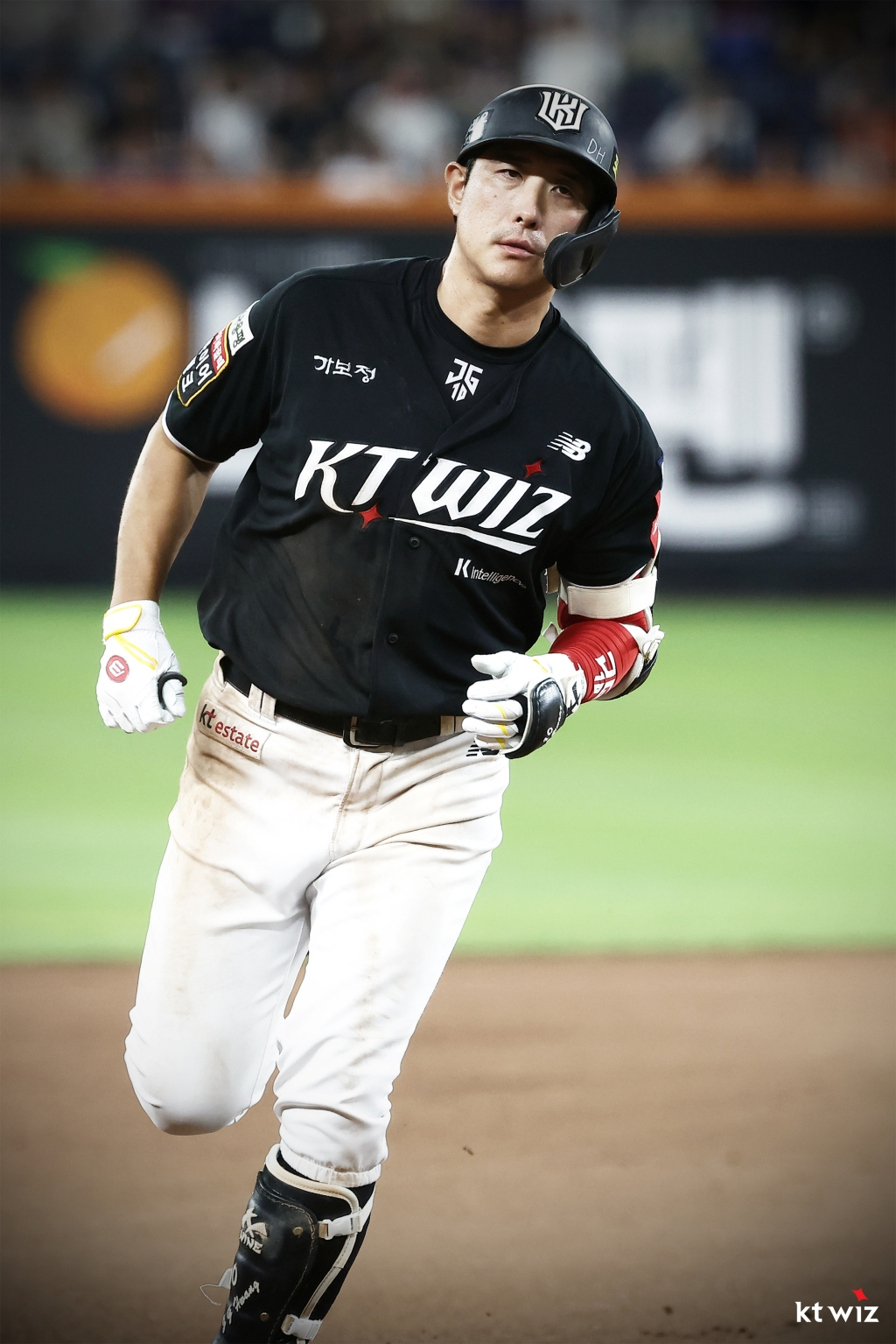 KT 위즈 황재균의 5일 경기 모습.