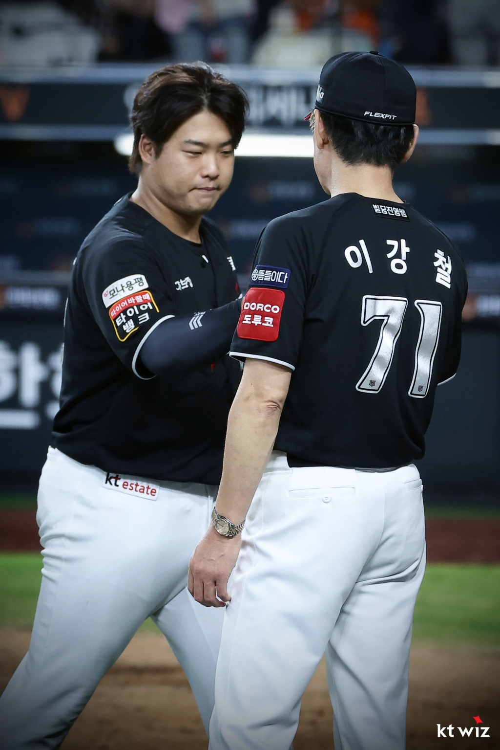 KT 강백호(왼쪽)가 5일 대전 한화전에서 승리 후 이강철 감독과 인사를 나누고 있다. /사진=KT 위즈 제공